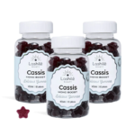 Trois bouteilles de gummies vegan LASHILE BEAUTY Cassis 60 pièces Mono Boost, avec un gummie présenté à l'extérieur des bouteilles, chacune contenant 60 pièces pour améliorer votre routine beauté.