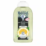 Une bouteille de Le Petit Marseillais Shampoing Anti Pelliculaire Homme Cédrat Bio Huiles Essentielles 250 ml pour homme, avec un motif citron et menthe sur l'étiquette.