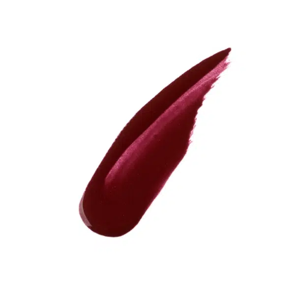 Une application de Rouge à Lèvres Superstay 24h Rouge à Lèvres 585 Burgundy de Maybelline New York sur un fond blanc met en valeur sa richesse en pigments.