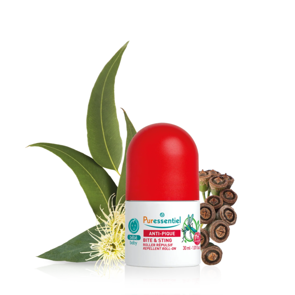 Le Roller Répulsif Bébé Anti-Pique 30 ml de Puressentiel est composé d'actifs végétaux et d'un bouchon rouge, niché parmi des feuilles et des fleurs. dakar, Sénégal