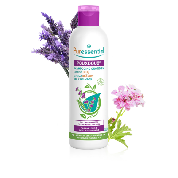 Un flacon de Puressentiel Shampoing Quotidien certifié BIO Pouxdoux® 200 ml au bouchon violet, entouré de fleurs fraîches de lavande et de roses. dakar, Sénégal