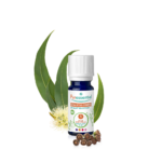 Le flacon Puressentiel Huile Essentielle Eucalyptus Citronné BIO 10 ml est entouré de feuilles et de fleurs d'eucalyptus sur un fond blanc immaculé. dakar, Sénégal