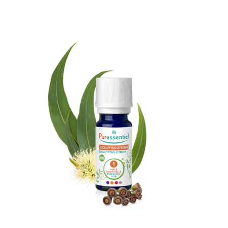 Le flacon Puressentiel Huile Essentielle Eucalyptus Citronné BIO 10 ml est entouré de feuilles et de fleurs d'eucalyptus sur un fond blanc immaculé. dakar, Sénégal