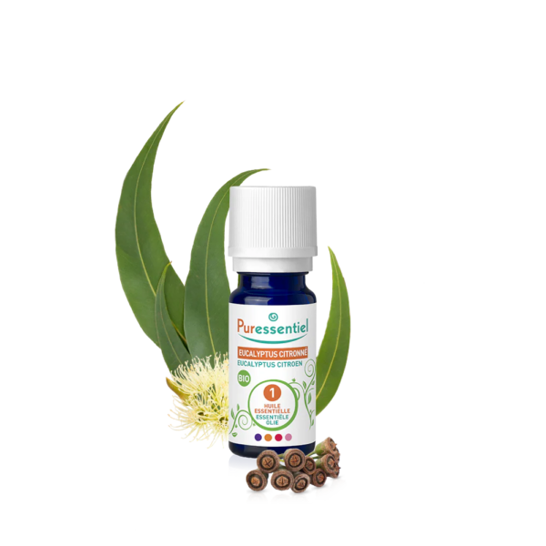 Le flacon Puressentiel Huile Essentielle Eucalyptus Citronné BIO 10 ml est entouré de feuilles et de fleurs d'eucalyptus sur un fond blanc immaculé. dakar, Sénégal