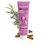 Un tube de Puressentiel Gommage Express Minceur Zones Rebelles 150 ml à l'étiquette violette, infusé d'Huile Végétale BIO, aux côtés de lavande, de bâtons de cannelle et de grains de café.