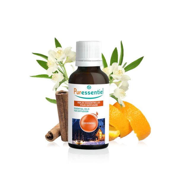 Un flacon d'huiles essentielles Puressentiel Diffuse Sommeil 30 ml (Copie) avec des images de cannelle, d'écorces d'orange et de fleurs blanches en arrière-plan.