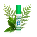 Un flacon de PURESSENTIEL Spray Aérien Resp'OK 20 ml avec en arrière plan un feuillage vert et des herbes.