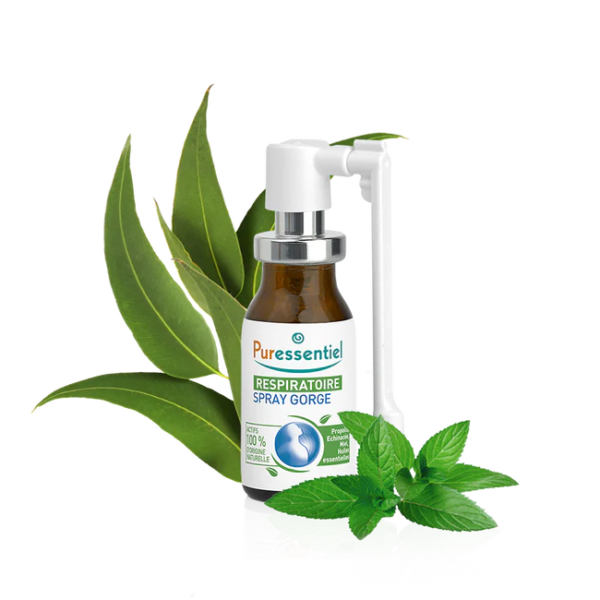 Un flacon de Puressentiel Gommage Express Minceur Zones Rebelles 150 ml, avec des feuilles vertes et des feuilles de menthe en arrière-plan, capturant l'essence de Puressentiel Gommage Express.