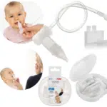 Un kit d'aspirateur nasal pour bébé Reer Mouche Nez Manuel pour Nez avec 4 filtres avec un tuyau et un embout buccal, montré avec un bébé l'utilisant, un emballage et un étui de rangement.