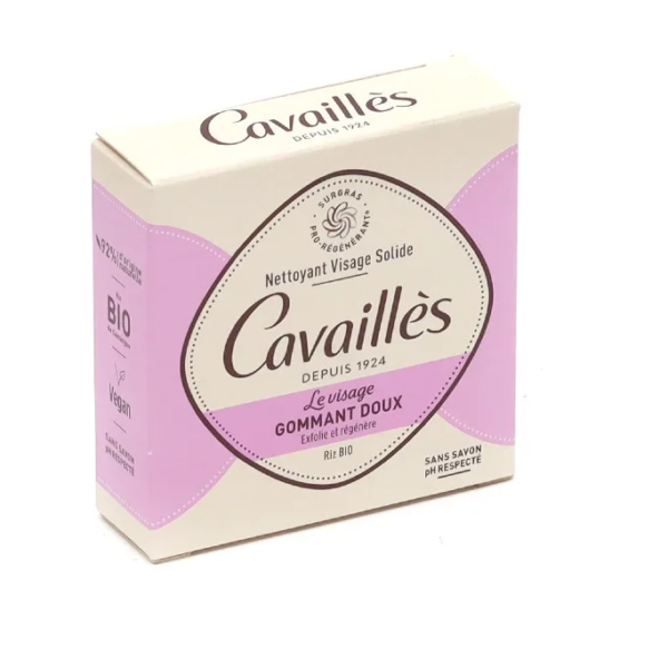 Une boîte de Roge Cavaillès Nettoyant Visage Solide Gommant Doux 70 g, marquée Bio, Vegan et sans savon, présentant un design lavande et crème.