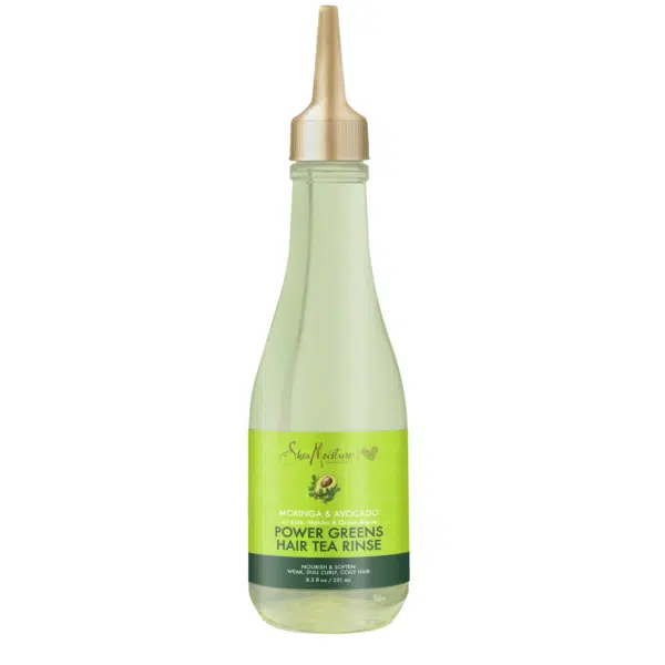 Un flacon de 237 ml de Shea Moisture Moringa and Avocado Power Greens Hair Tea Rinse Revitalise Cheveux avec une étiquette verte et un bouchon doré. dakar, Sénégal