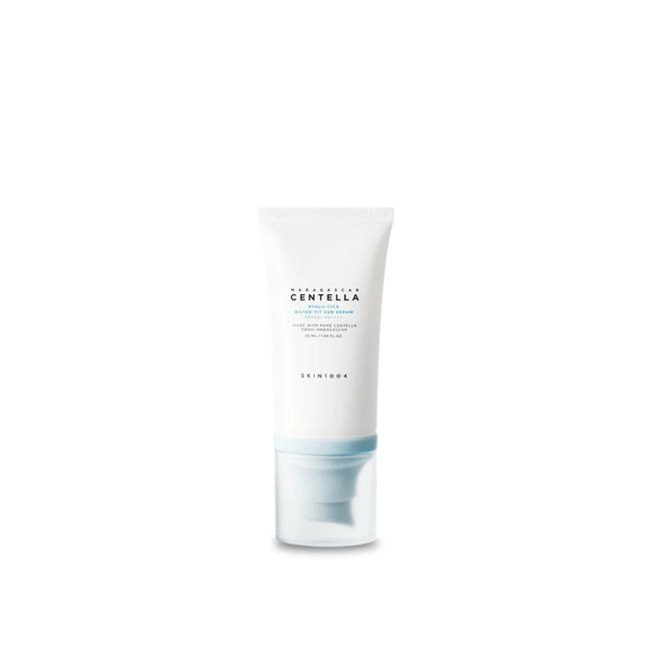 Un tube de produit de soin blanc étiqueté « Skin1004 Centella Sun Serum Soleil Hydratant SPF50+ PA++++ 100 ml » se dresse sur un fond uni, incarnant la simplicité et l'efficacité.