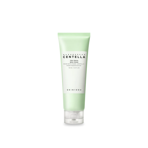 Un tube vert étiqueté « Centella » contient la crème Centella de Madagascar SKIN1004, 75 ml, avec un bouchon transparent. Cette crème rajeunissante est parfaite pour traiter des problèmes de peau spécifiques comme l'acné grâce à sa puissante mousse nettoyante en profondeur contre l'acné Skin1004 Tea Trica Bha, 125 ml.