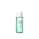 Un flacon vert transparent avec un bouchon blanc étiqueté « Skin1004 Tea Trica Purifying Toner 210 ml » présente désormais le pouvoir purifiant de Skin1004 Tea Trica.