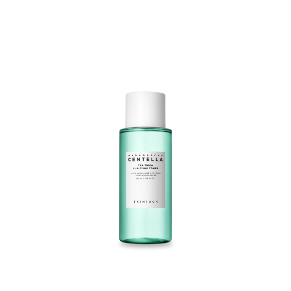 Un flacon vert transparent avec un bouchon blanc étiqueté « Skin1004 Tea Trica Purifying Toner 210 ml » présente désormais le pouvoir purifiant de Skin1004 Tea Trica.