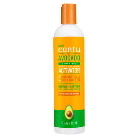 Un flacon de 355 ml de Cantu Avocado Crème Activation Boucles Hydratant Huile d'Avocat ET Beurre de Karité, avec un emballage orange et blanc, pour une hydratation ultime. dakar, Sénégal