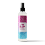 Un flacon de 250 ml de Easy Pouss Aloé Locks Brume Hydratante et Rafraîchissante, arborant une étiquette rose et bleue sur fond noir. dakar, Sénégal