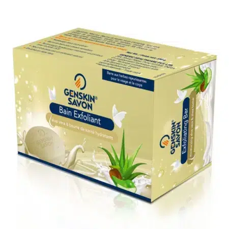 Boîte de Genskin Savon Exfoliant à l'Aloe Vera et Beurre de Karité 150g, représenté avec une plante et des fleurs d'aloe vera. dakar, Sénégal