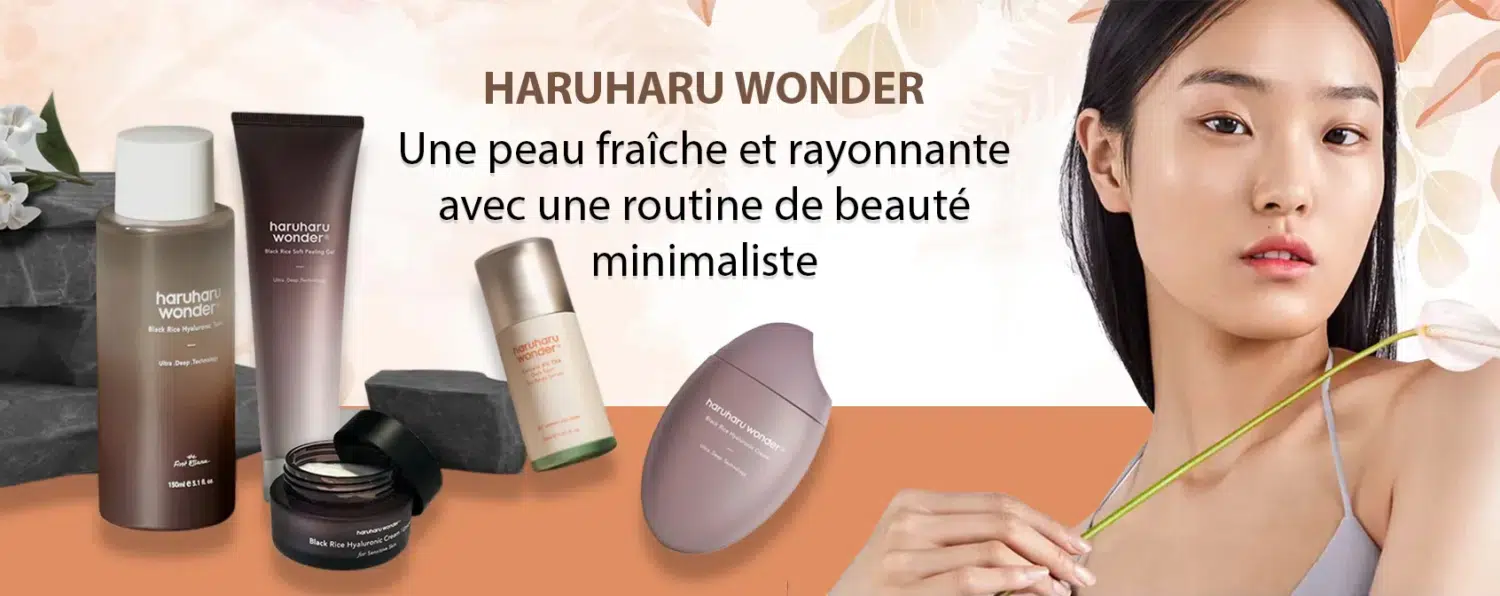 Produits de soins disposés à côté d'une femme tenant une fleur blanche avec le texte « HaruHaru Wonder » et une description en français, mettant en valeur l'élégance d'Univers Cosmetix. dakar, Sénégal