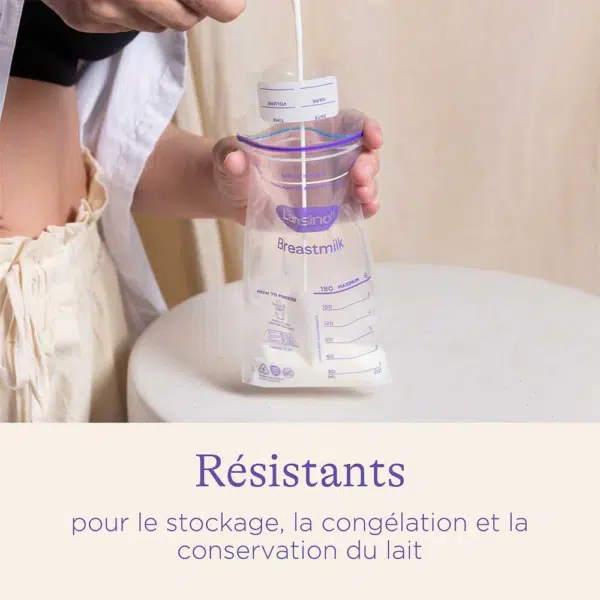 Gros plan d'une personne versant du lait dans un sac de conservation du lait maternel Lansinoh sur une table avec une légende en français, soulignant la commodité de stockage et d'utilisation des Coussinets d'Allaitement Lavables Rose Clair et Noir 8 pièces de Lansinoh.