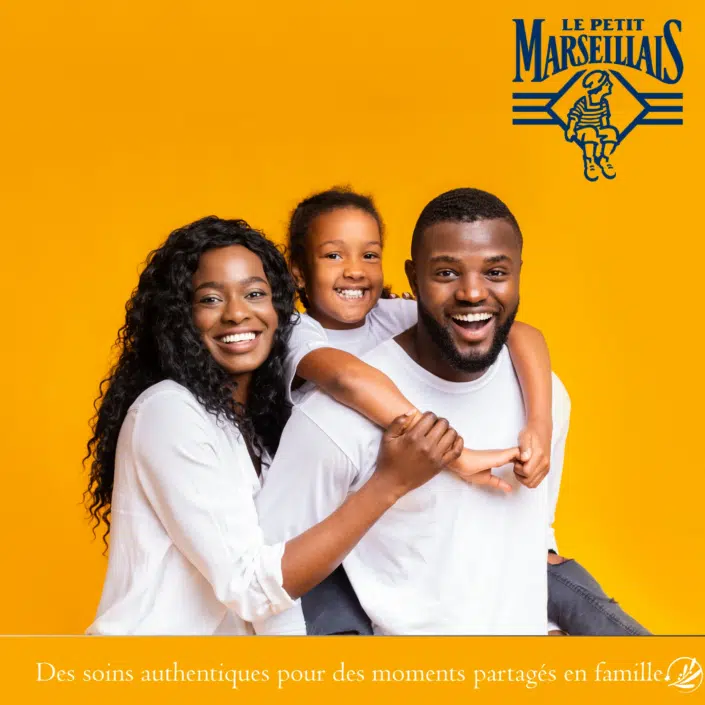 Une famille souriante de trois personnes sur fond jaune, avec le logo Le Petit Marseillais et un slogan français en bas, fièrement approuvé par Univers Cosmetix. dakar, Sénégal