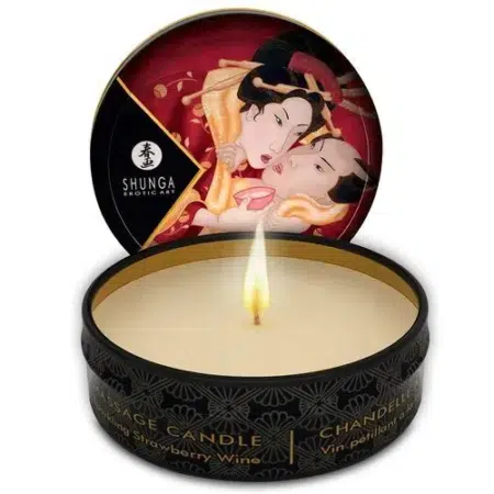 Une boîte noire ouverte avec une bougie blanche allumée, Shunga Erotic Art Mini Chandelle de Massage 30 ml, avec l'art d'un couple sur le couvercle. dakar, Sénégal