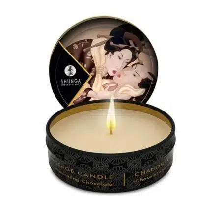 Allumer la « Shunga Erotic Art Excitation Mini Chandelle de Massage 30ml », une bougie de massage dans une boîte ronde ornée d'une illustration de deux personnes enlacées sur le couvercle, insuffle une élégance intime à votre espace. En fondant, elle se transforme en une huile de massage luxueuse, sublimant vos moments sensuels. dakar, Sénégal