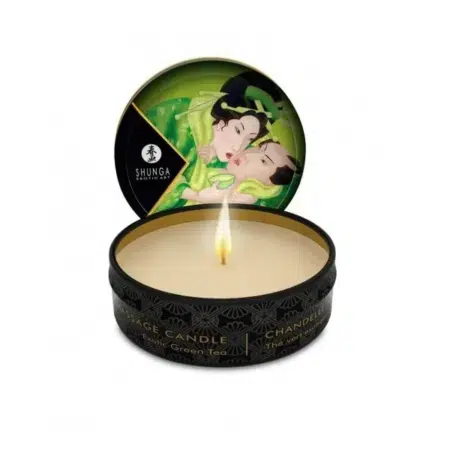 Une Mini Chandelle de Massage Shunga Erotic Art Thé Vert 30 ml dans un récipient noir avec un couvercle partiellement ouvert représentant un couple illustré. Le texte sur le couvercle se lit comme suit : « Shunga Erotic Art Thé Vert Mini Chandelle de Massage. dakar, Sénégal