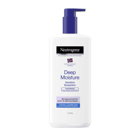 Le Lait de Corps Deep Moisture Sensitive SANS PARFUM 250ML de Neutrogena, doté d'une pompe violette, est idéal pour le climat humide de Dakar. L'emballage est majoritairement blanc avec un texte bleu et noir, et l'étiquette met en valeur sa formule sans parfum, ce qui le rend adapté aux peaux sensibles tout en offrant une hydratation intense. Dakar