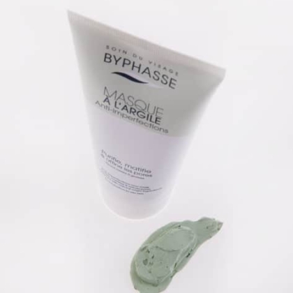 Un tube de 150 ml de BYPHASSE Masque à l’argile anti-imperfections peaux mixtes à grasses est posé à la verticale sur un fond blanc. Devant, une noisette d’argile vert clair est élégamment étalée sur la surface. Dakar