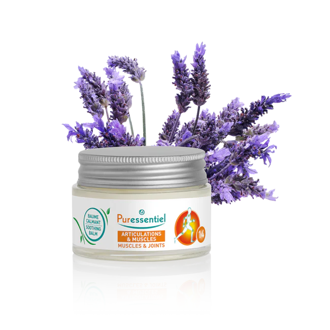 Un pot de Puressentiel Baume Calmant Articulations & Muscles 30 ml avec des fleurs de lavande violettes en fond.