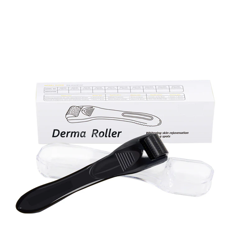 Derma roller Black Avocado Bee avec boîtier en plastique et boîte d'emballage blanche en arrière-plan étiquetée "Rouleau Derma à 540 aiguilles Pour Visage Taille de 0