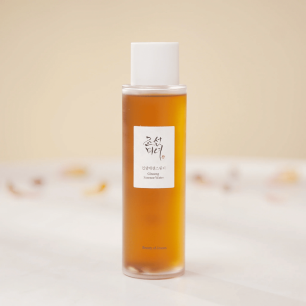 Une bouteille de Beauty of Joseon Toner au Ginseng Essence 150 ml se dresse sur une surface de couleur claire avec un fond neutre