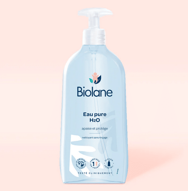 Un flacon de Biolane Eau Pure H2O 750 ml avec distributeur à pompe