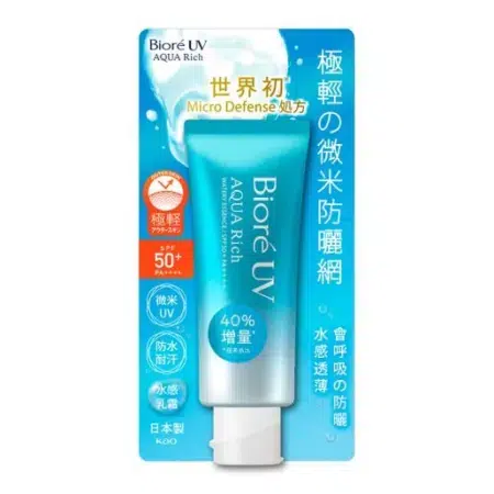 L'emballage de Bioré UV Protection Solaire Aqua Rich SPF 50+ PA++++ 70g arbore un design bleu et blanc. Ce tube, souligné de touches orange, comprend du texte en anglais et en japonais, mettant l'accent sur les affirmations de Bioré concernant sa technologie de micro-défense et sa texture semblable à de l'eau. Dakar