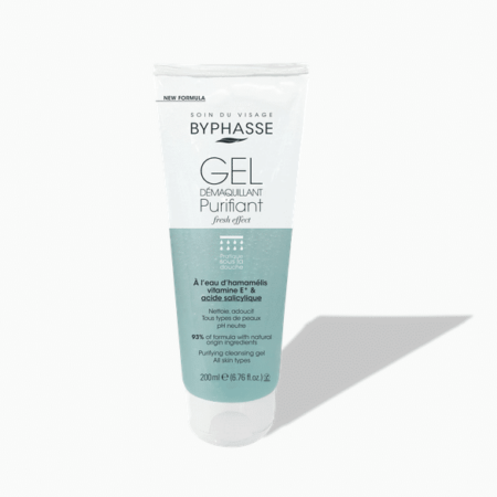 Un tube de BYPHASSE Gel démaquillant purifiant tous types de peaux 200 ml est positionné sur un fond gris clair. L'emballage à dominante blanche, rehaussé de bleu sarcelle, met en valeur la formule du gel nettoyant, composée d'un impressionnant 93 % d'ingrédients naturels. Ce tube de 200 ml (6,76 fl oz) promet une purification douce mais efficace pour votre peau. Dakar