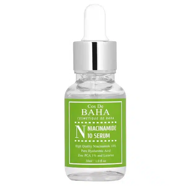 Un flacon de 30 ml de Cos De BAHA Niacinamide 10% Sérum Réducteur Pores + Traitement du teint irrégulier + Peau acnéique avec une étiquette verte et un bouchon compte-goutte blanc. dakar