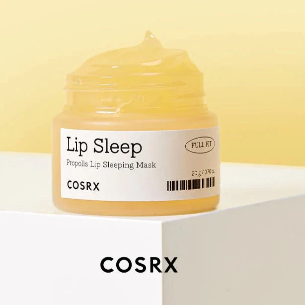 Un pot de Cosrx Lip Sleep Masque de nuit pour les Lèvres à la Propolis 20 g posé sur une surface blanche sur fond jaune. dakar