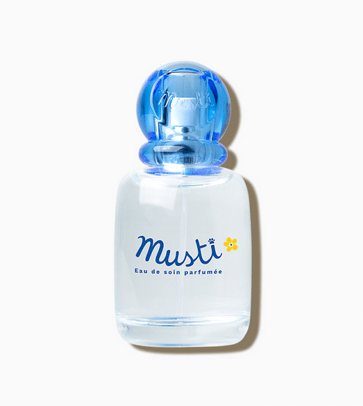 Un petit flacon transparent de Mustela Eau de soin Parfumée Musti Bébé Sans Alcool 50 ml avec un bouchon bleu