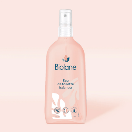 Un flacon vaporisateur Biolane Eau de Toilette Fraîcheur Sans Alcool 200 ml rose sur fond rose clair