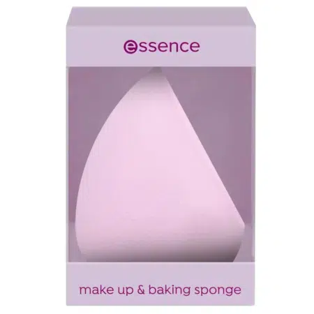 Une éponge de maquillage rose Essence Cosmetics est présentée dans une boîte transparente avec un dessus et une base lavande. « Essence » est imprimé sur le dessus, tandis que « makeup & baking sponge » orne la base avec style. Dakar