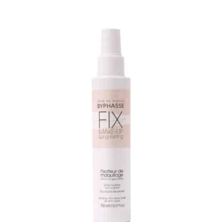 Un flacon pulvérisateur blanc, étiqueté « BYPHASSE Fixateur de Maquillage tous types de peaux 150 ml », est présenté sur un fond uni. Le flacon présente un design rose et blanc avec un texte l'identifiant comme un spray fixateur de maquillage. Dakar