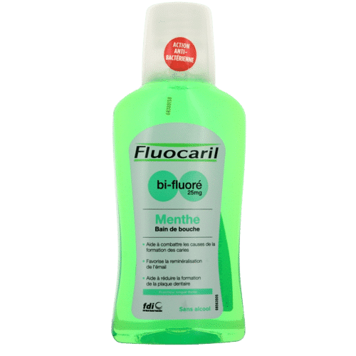 Un flacon de Fluocaril Bi Fluoré Bain de Bouche Menthe 300 ml au liquide vert et saveur menthe