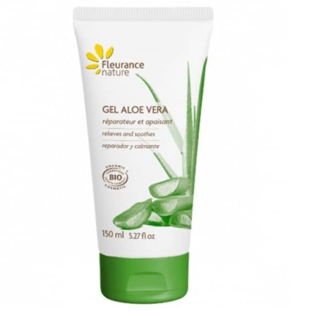 Un tube de 150 ml (5,27 fl oz) de Gel Aloe Vera Fleurance Nature, certifié biologique et orné d'images de feuilles d'aloe vera, offre des propriétés apaisantes et soulageantes, ce qui en fait un compagnon de voyage idéal des rues animées de Dakar aux paysages sereins du Sénégal. Dakar