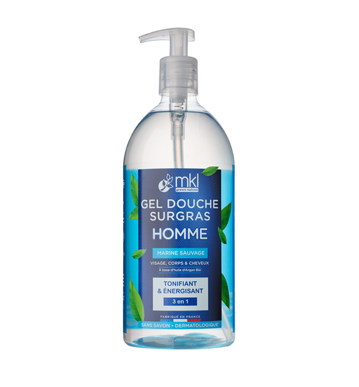 Flacon pompe transparent avec gel bleu et étiquette indiquant « MKL Gel douche Homme - Marine sauvage 1L »