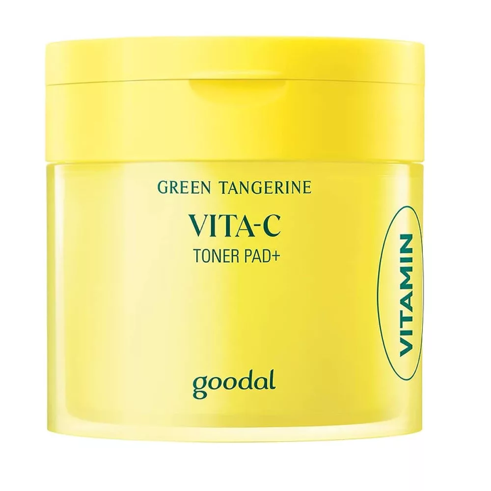 Un contenant jaune de Goodal Green Tangerine Vita-C Toner Pad+ avec « Vitamine » imprimé sur le côté est désormais commercialisé sous la marque Goodal Tampons Tonifiantes Vita C Vert Mandarine Exfoliantes Anti Taches Cicatrices d’Acnés pour une expérience tonifiante améliorée