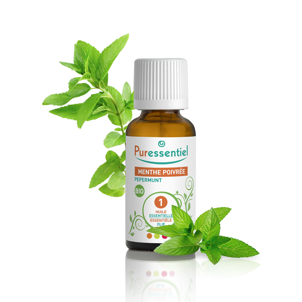 Un flacon de Puressentiel Huile Essentielle Menthe Poivrée BIO 30 ml entouré de feuilles de menthe poivrée. dakar