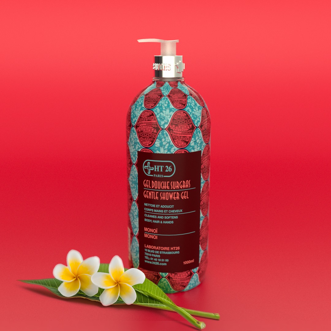 Un flacon de "Ht26 WAX Gel Douche Gel Douche Surgras au Monoï 1 L" au motif imprimé se détache sur un fond rouge, avec deux fleurs de frangipanier blanches et jaunes placées à la base du flacon. Dakar