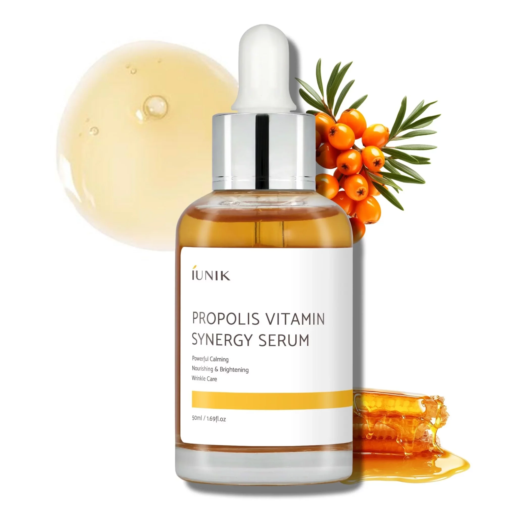 Un flacon de IUnik Sérum Éclat Synergie Vitamine Propolis Anti Taches 50 ml avec un compte-gouttes