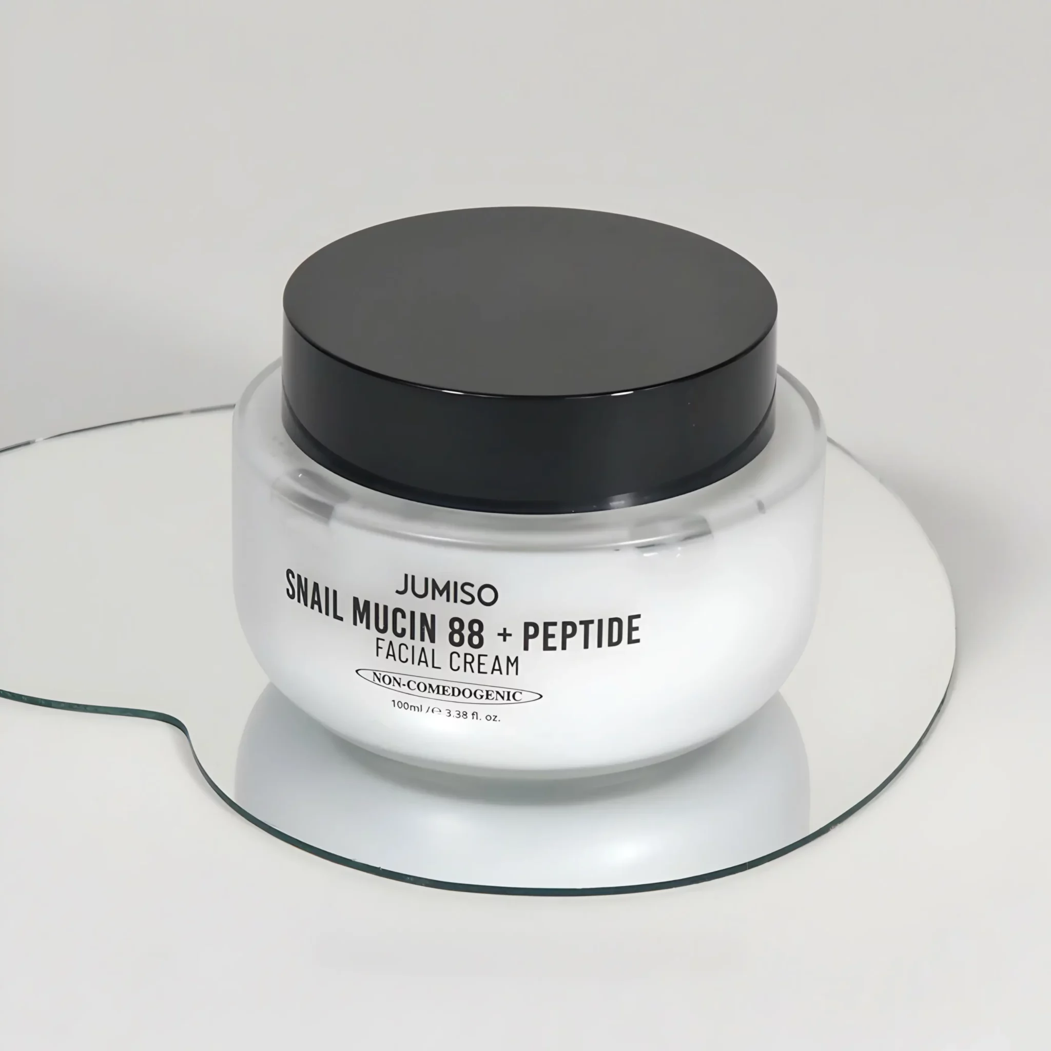 Un pot de Jumiso Mucine d'Escargot 88 + Crème Légère Peptide Peau Tendance Acnéique Sans Parfum 100 ml avec un couvercle noir